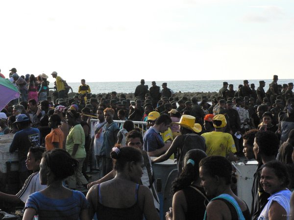 96- Vrais militaires qui bastonnent a tour de bras 
